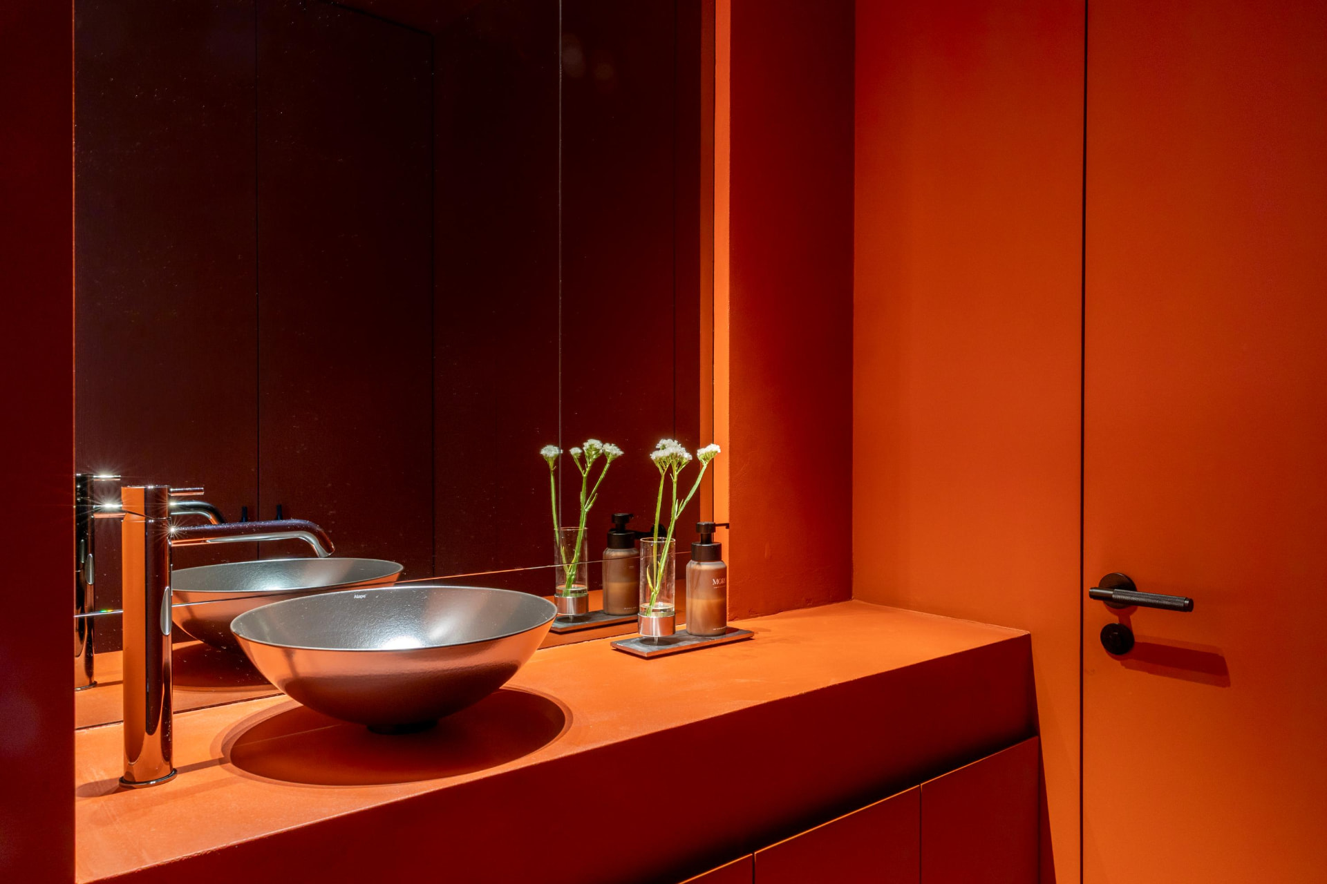 Gastentoilet in diep terracotta met stenen lavabo