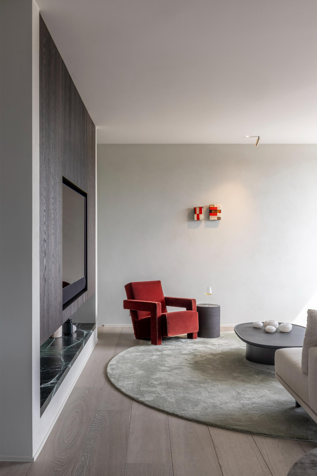 Leefruimte met rode fauteuil en groen marmer