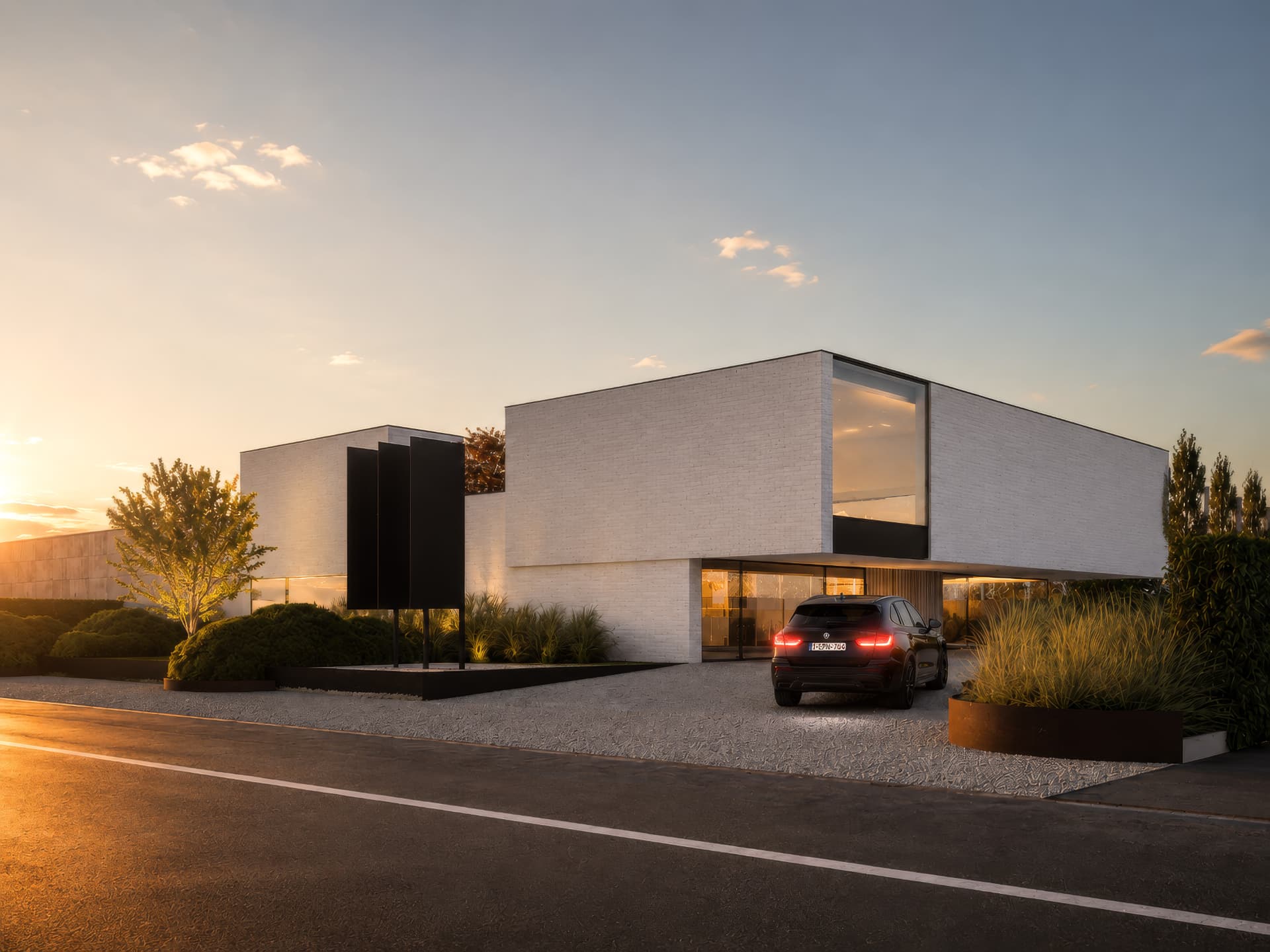 Zijgevel van de woning met kantoor bij zonsondergang